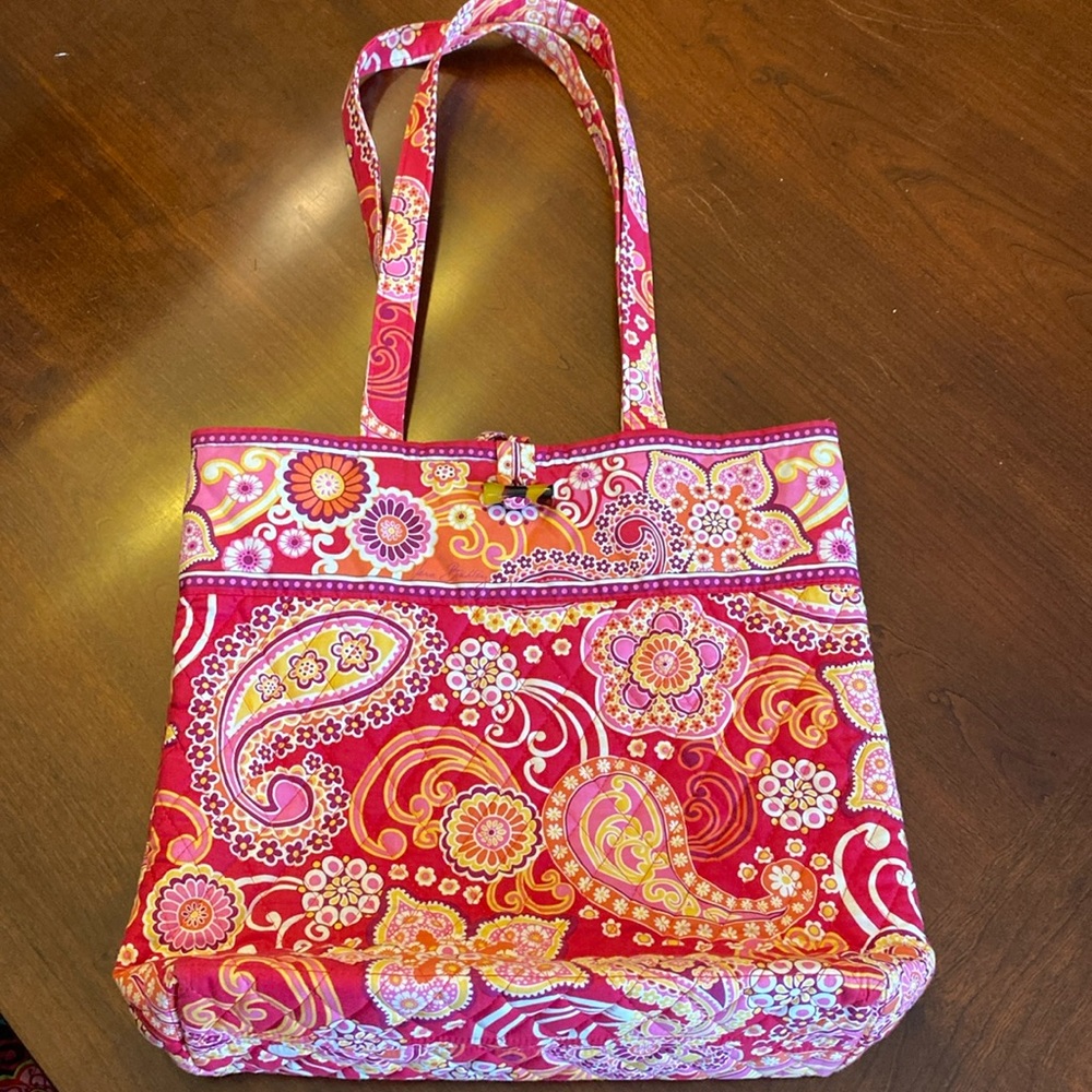 VERA BRADLEY Button Tote Paisley Print in Red Raspberry Fizz. Retired. EUC